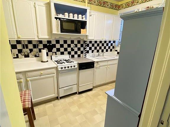 5th image of 832 Gates Ave