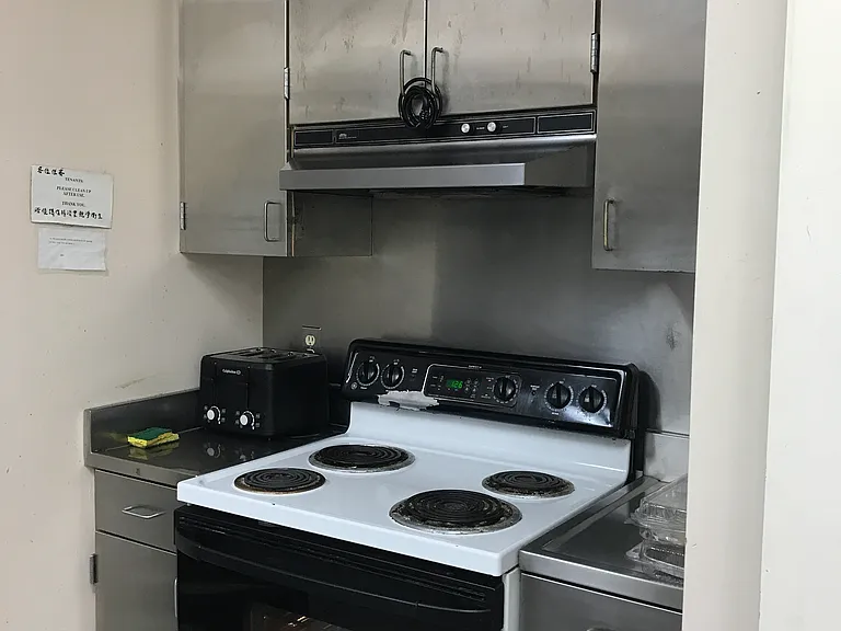 615 Broadway — Photo 3