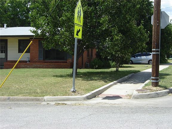 3rd image of 7033 Oak Park Dr