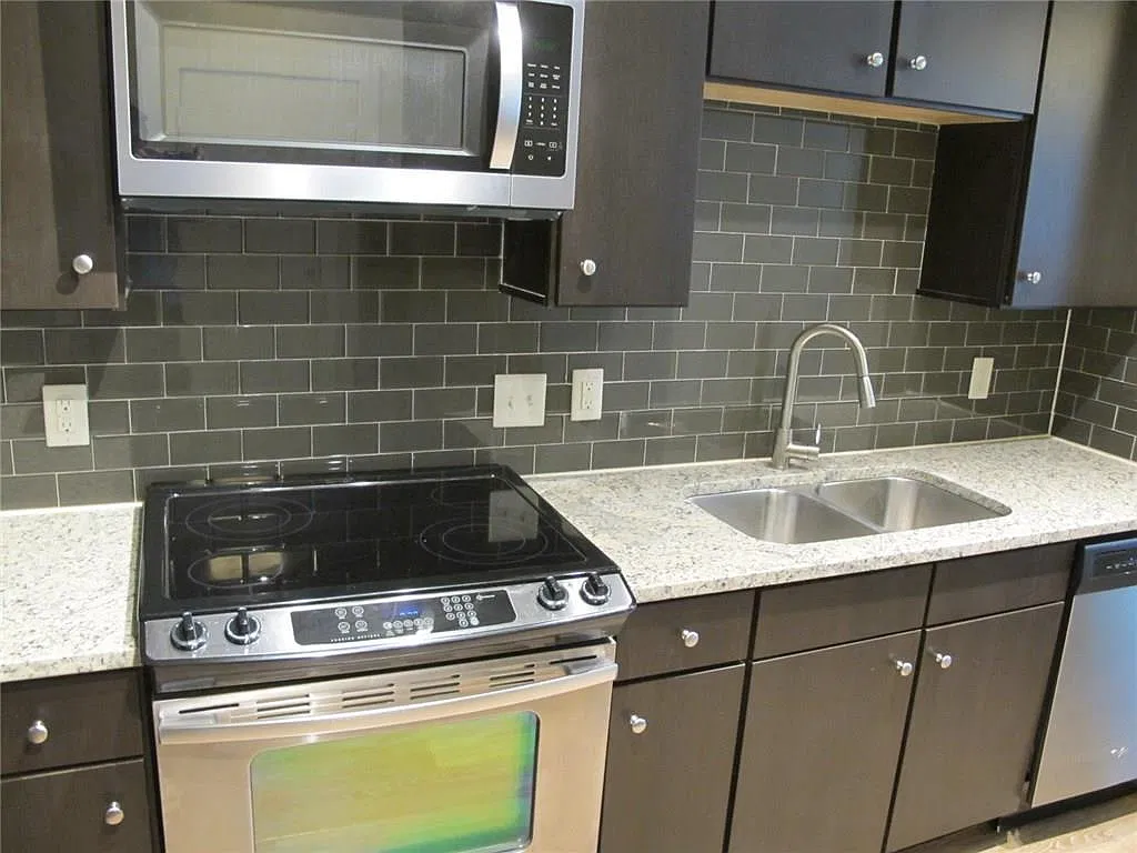 1 bed, 696 sqft, $1,875 — Photo 2