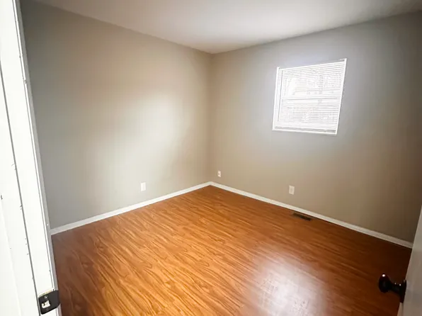 706 Village Ln APT 6, Newburgh, IN 47630