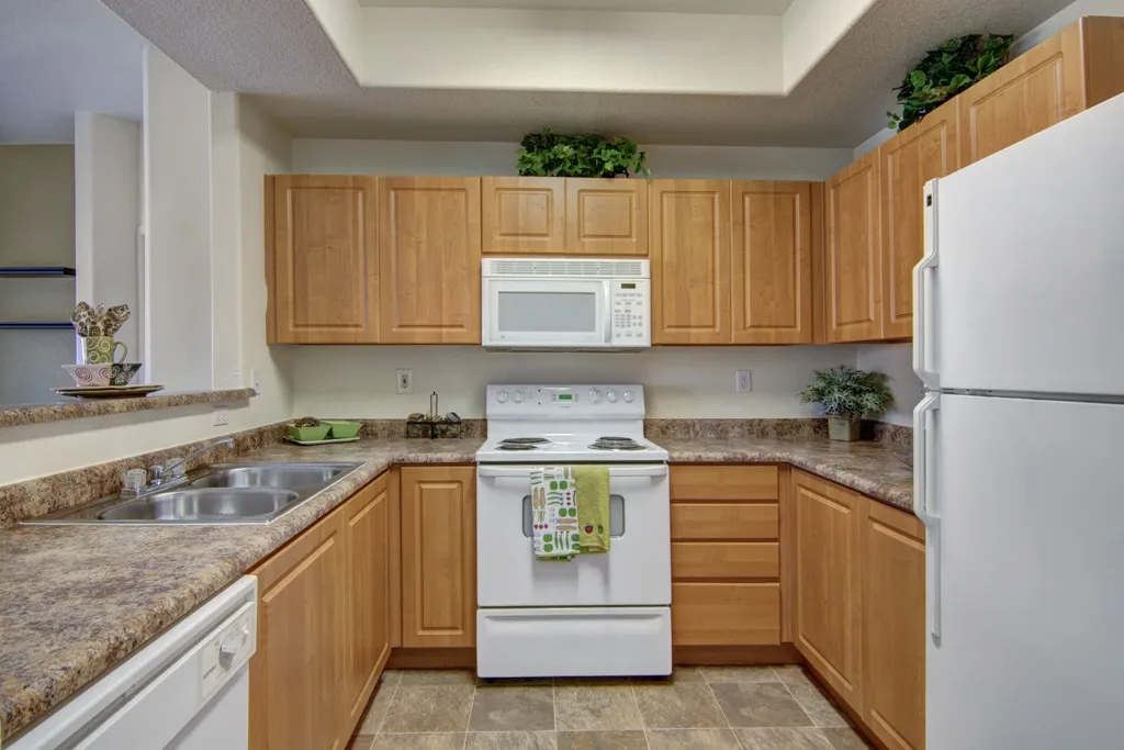 Arezzo Apartments- spacious kitchen with wooden cabinets - Arezzo