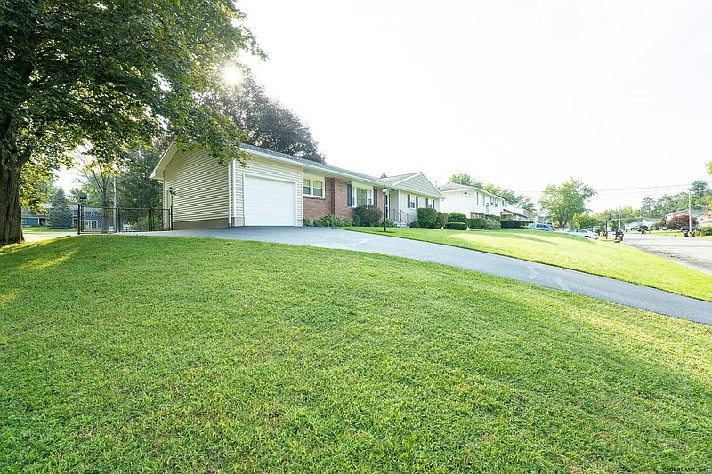 4th image of 58 FAIRLAWN Drive