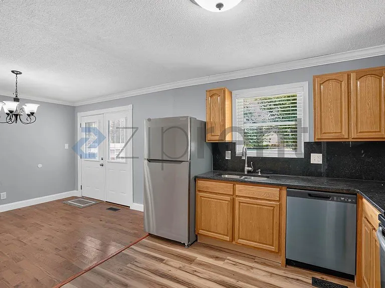 906 Diamond Cir — Photo 10