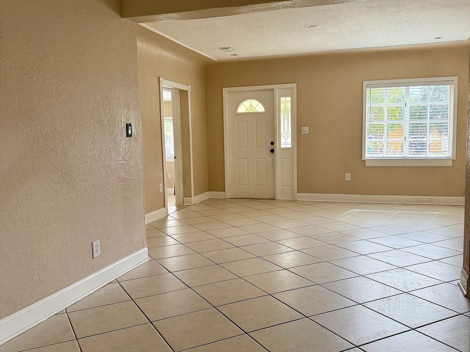 3 bed, 1200 sqft, $4,000 — Photo 2