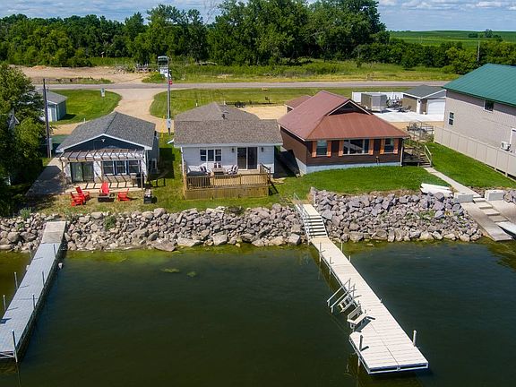 3rd image of 142 N Lake Dr