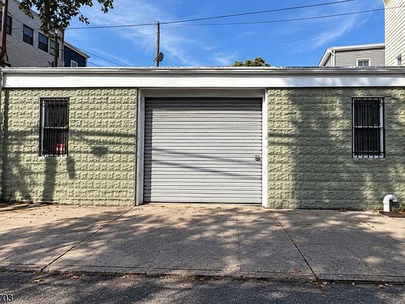 5th image of 382 Walnut St #3