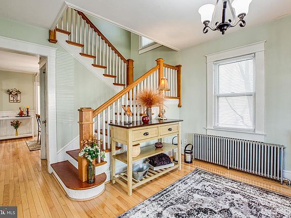 Large welcoming foyer!