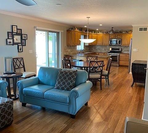 5th image of 690 Parkside Dr