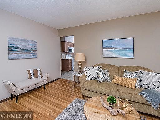 5th image of 3990 Riverton Ave
