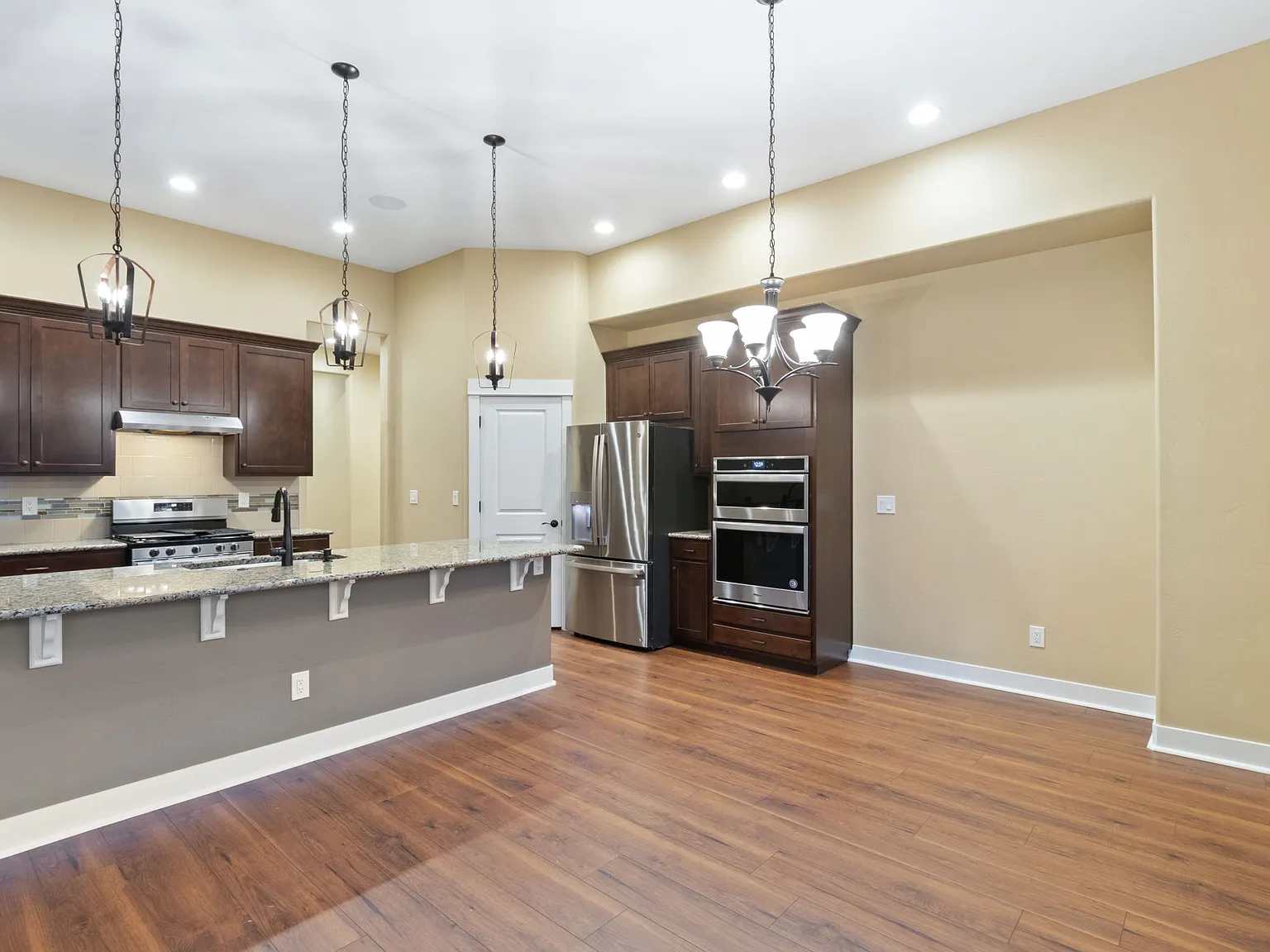 5 bed, 3720 sqft, $3,495 — Photo 4