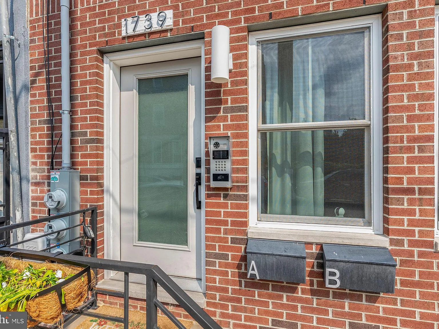3 bed, 2.0 bath, 1204 sqft, $2,395 — Photo 3