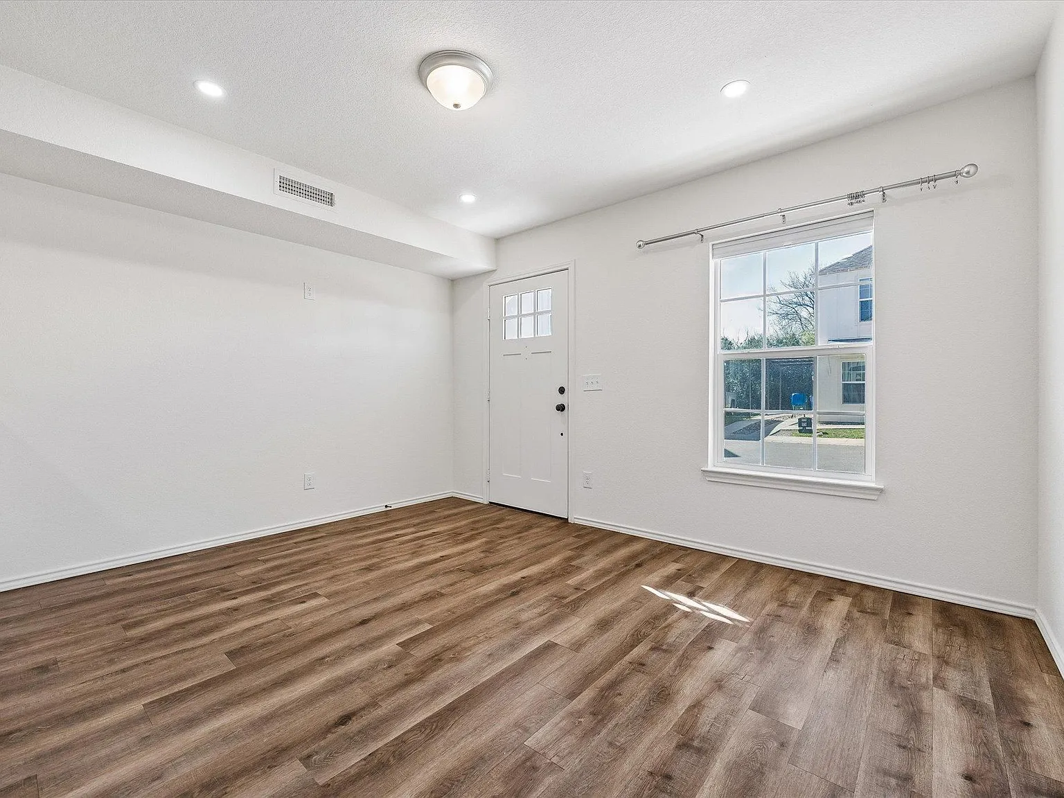 3 bed, 1.5 bath, 1008 sqft, $1,750 — Photo 4
