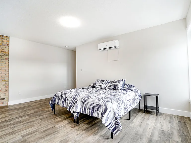 537 Talbot St — Photo 32