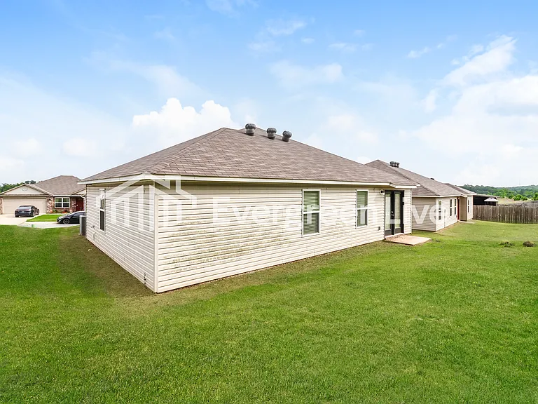 1092 Huntington Dr — Photo 15