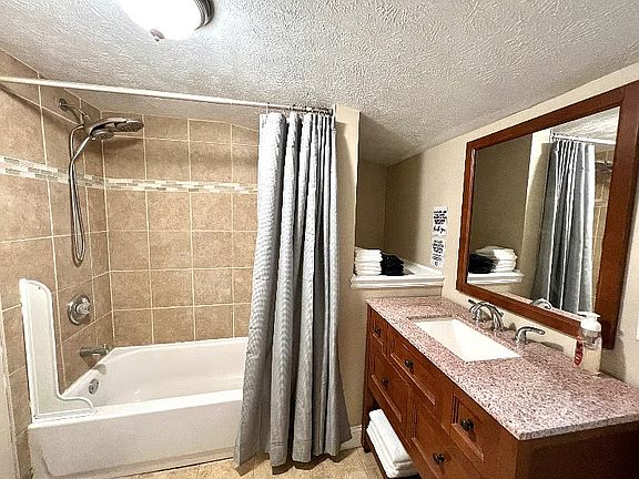 3rd image of 515 Caroline St