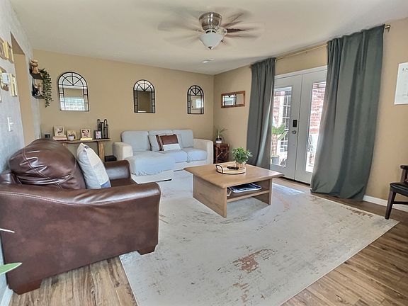 4th image of 601 Camellia Dr #2B
