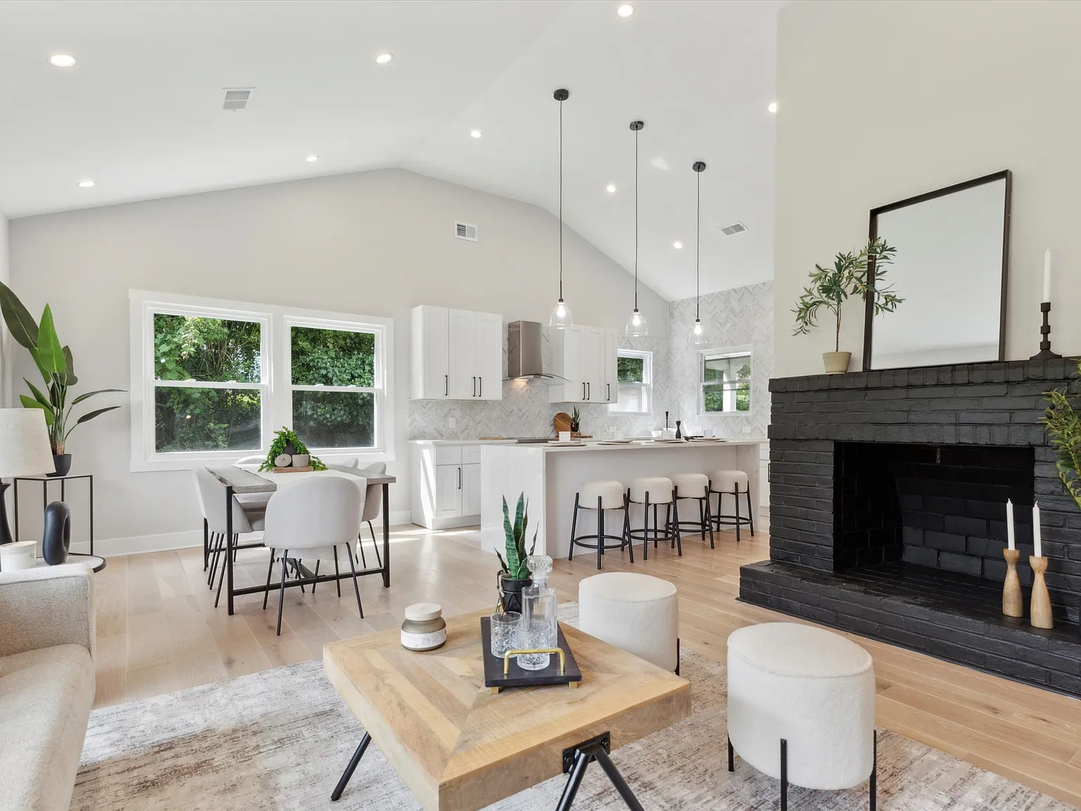 4 bed, 1730 sqft, $4,750 — Photo 1