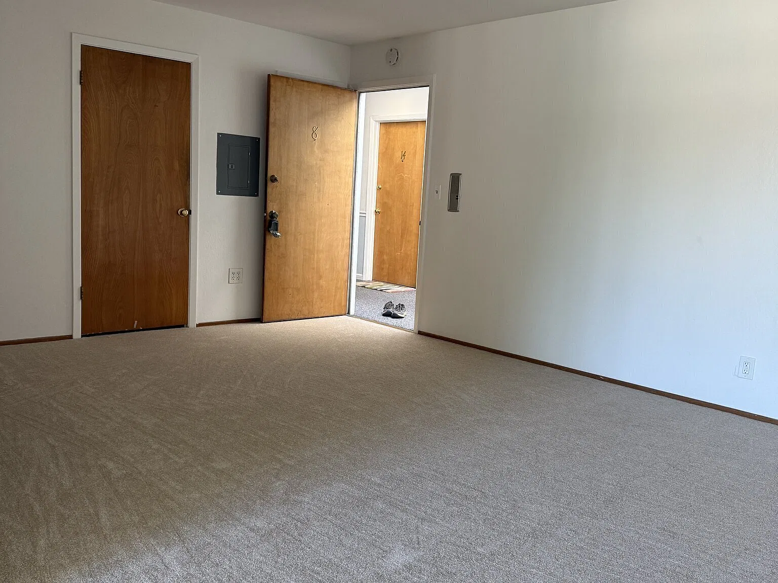 Great Location near Downtown with new carpet and paint throughout — Photo 2