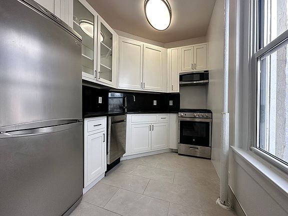 4th image of 205 E 66th St #503
