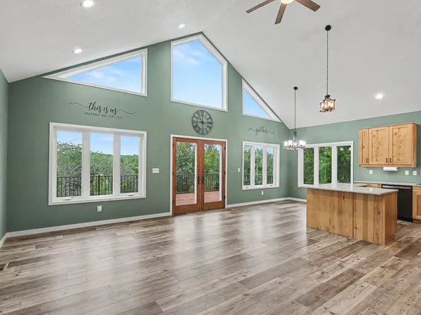 128 Amsterdam Dr, Pella, IA 50219