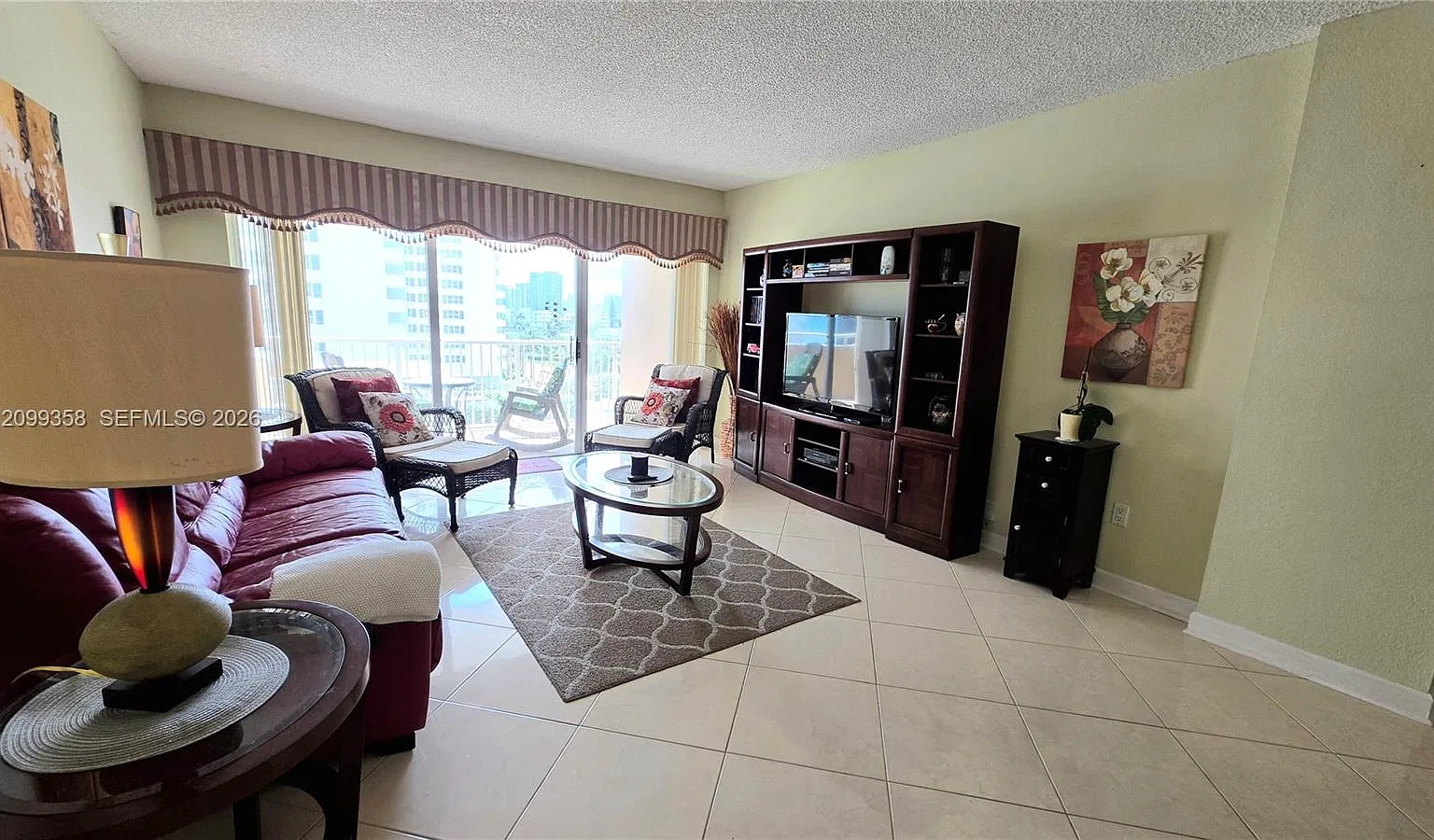 Hemispheres Condo — Photo 4