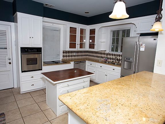 4th image of 930 Central Dr