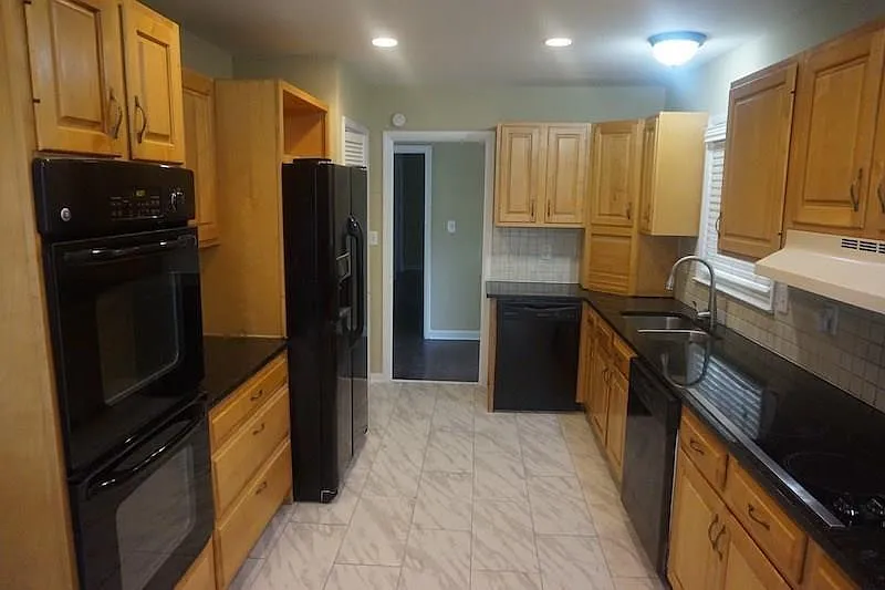 4 bed, 3.0 bath, 1973 sqft, $3,000 — Photo 2