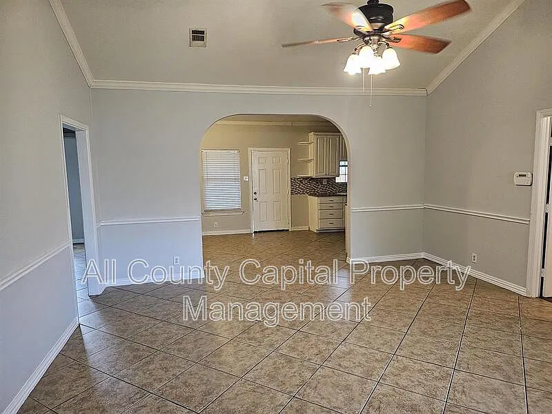 3 bed, 2.0 bath, 2019 sqft, $1,600 — Photo 2
