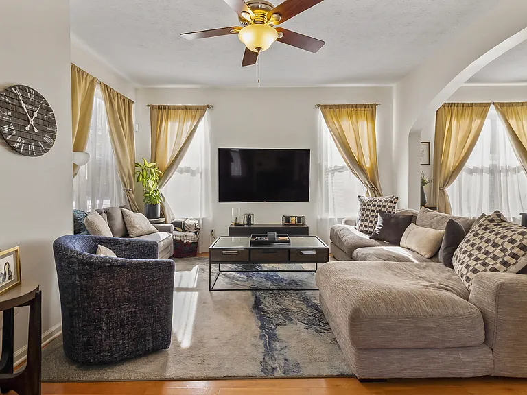 2410 N College Ave — Photo 11