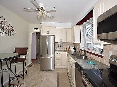 3rd image of 93 Laskay Cres