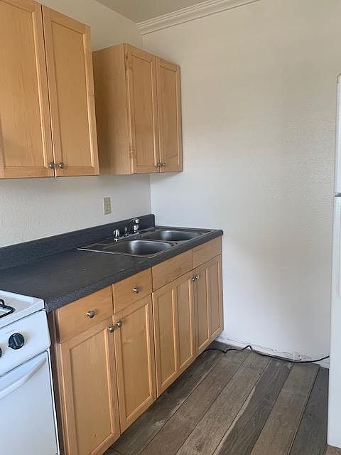 1st image of 621 1/2 E Ave