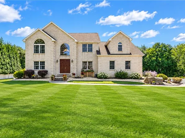 15 W Bluebird Ln, Cranston, RI 02921