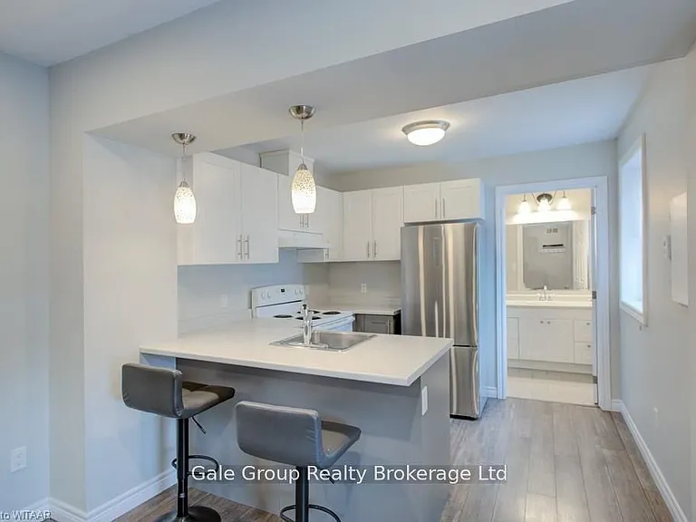519 Dundas St #3 — Photo 2