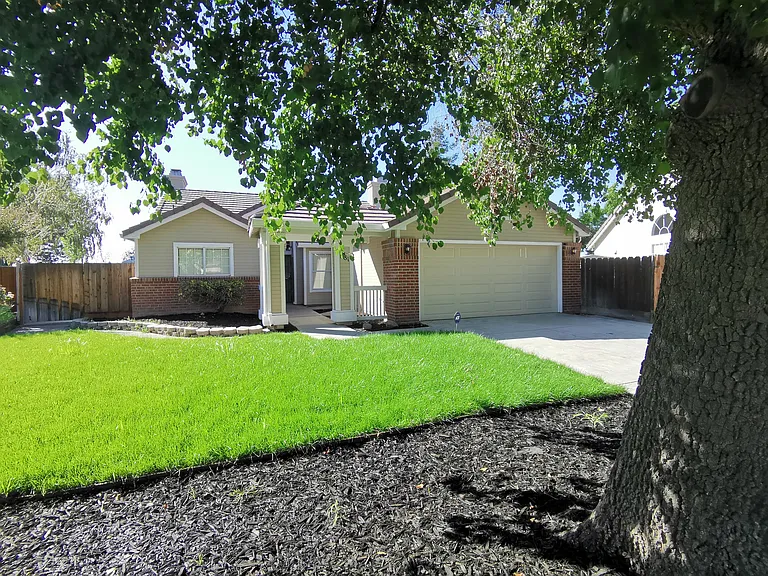 881 W Mount Diablo Ave — Photo 2