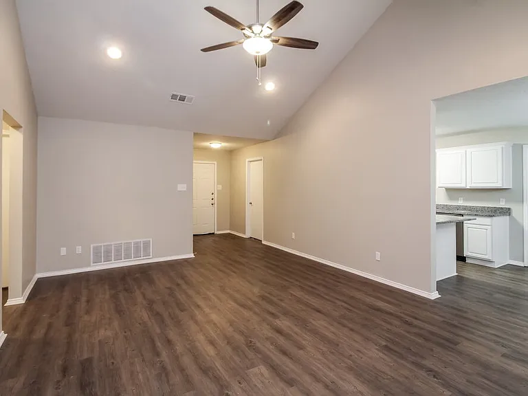 900 Vicksburg Ln — Photo 4