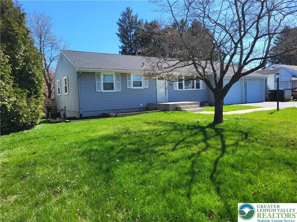 1425 Roselawn Dr, Bethlehem, PA 18017