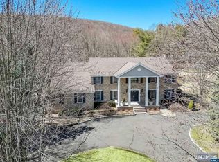 135 Halifax Rd, Mahwah, NJ 07430