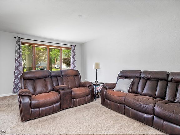 5th image of 26444 Redwood Dr