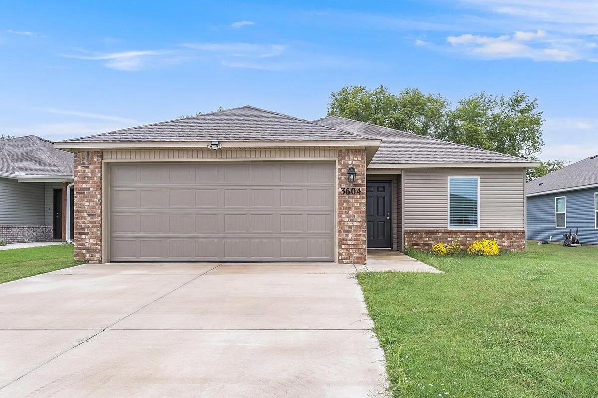 3 bed, 2.0 bath, 1204 sqft, $1,450 — Photo 1