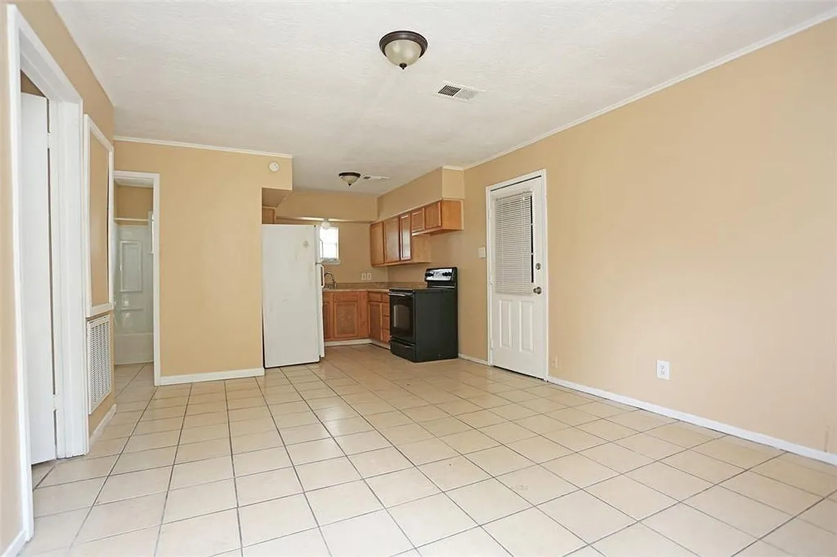 Building Photo - 2460 W Shane St #1