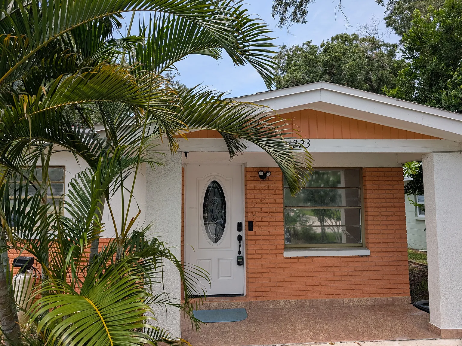 3 bed, 1.0 bath, 1050 sqft, $1,895 — Photo 1