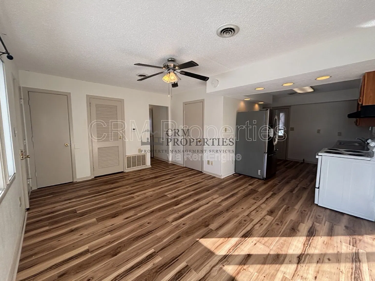 3 bed, 1.0 bath, 864 sqft, $1,000 — Photo 3