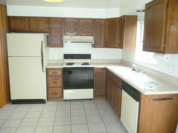 3rd image of 1036 Holman Cir