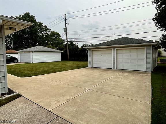 3rd image of 72 E Meadowlawn Blvd