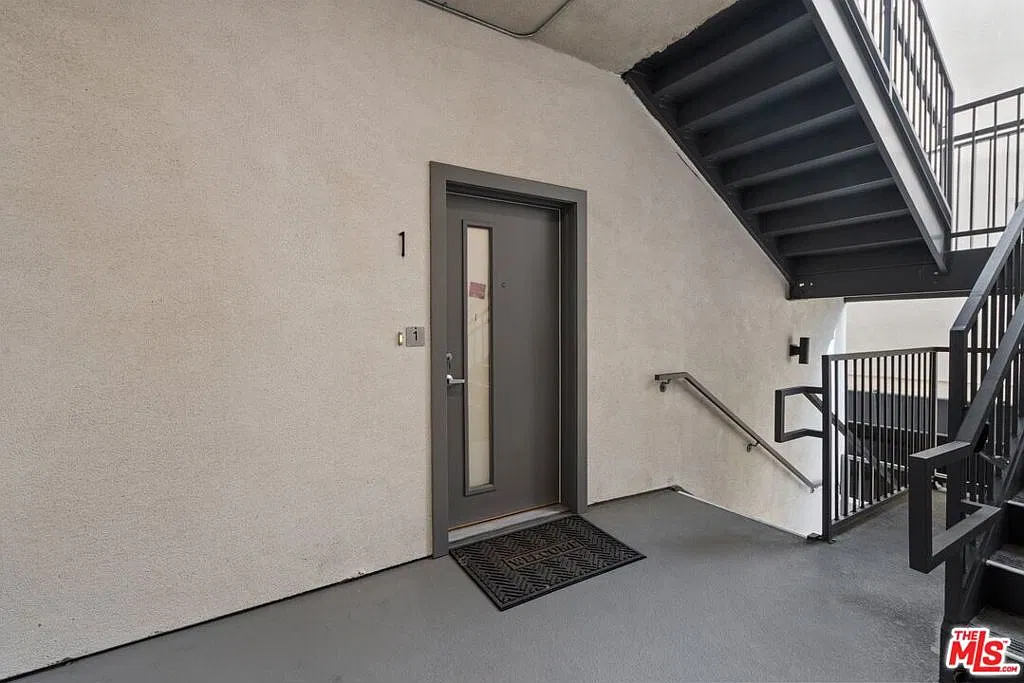 3 bed, 3.0 bath, 1550 sqft, $4,250 — Photo 2