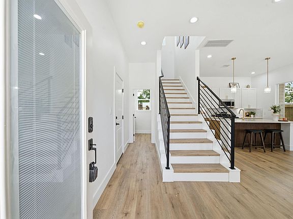 4th image of 8908 Knoll Leaf Dr