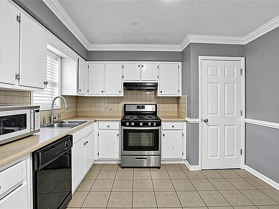 5th image of 2832 Shea Way SW