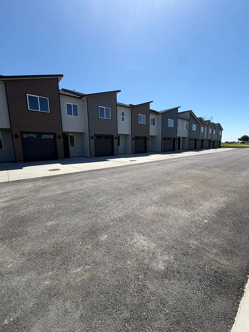 !! Limited Time Move-In Special!! - First And Last Month Free Rent With A 12 Month Lease! — Photo 3