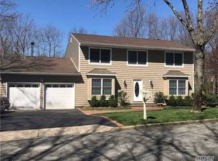 45 Cedar Ridge Ln, Dix Hills, NY 11746